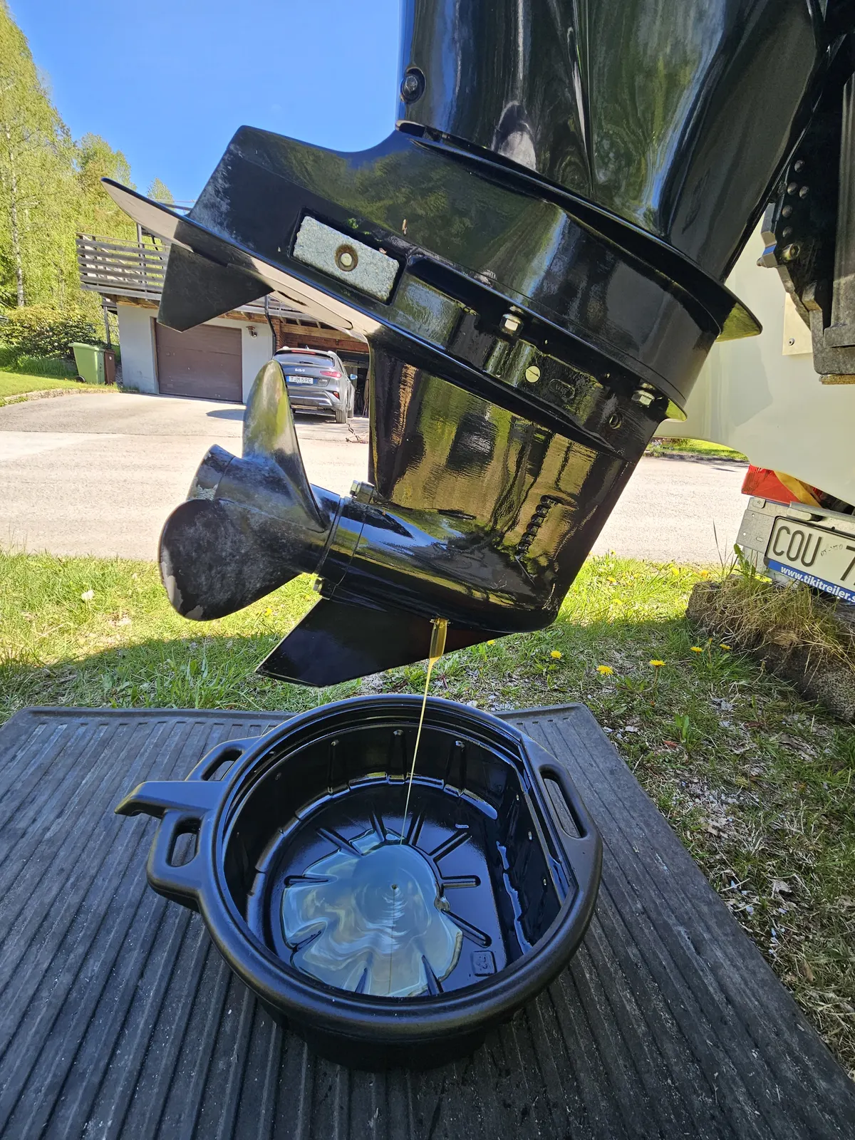 Oljebyte på en utombordare