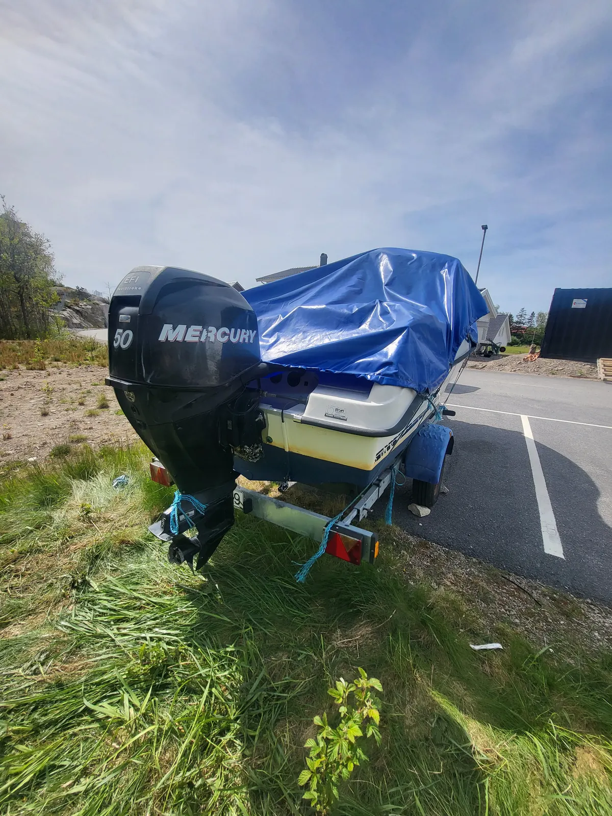Båt med utombordare vid bryggan