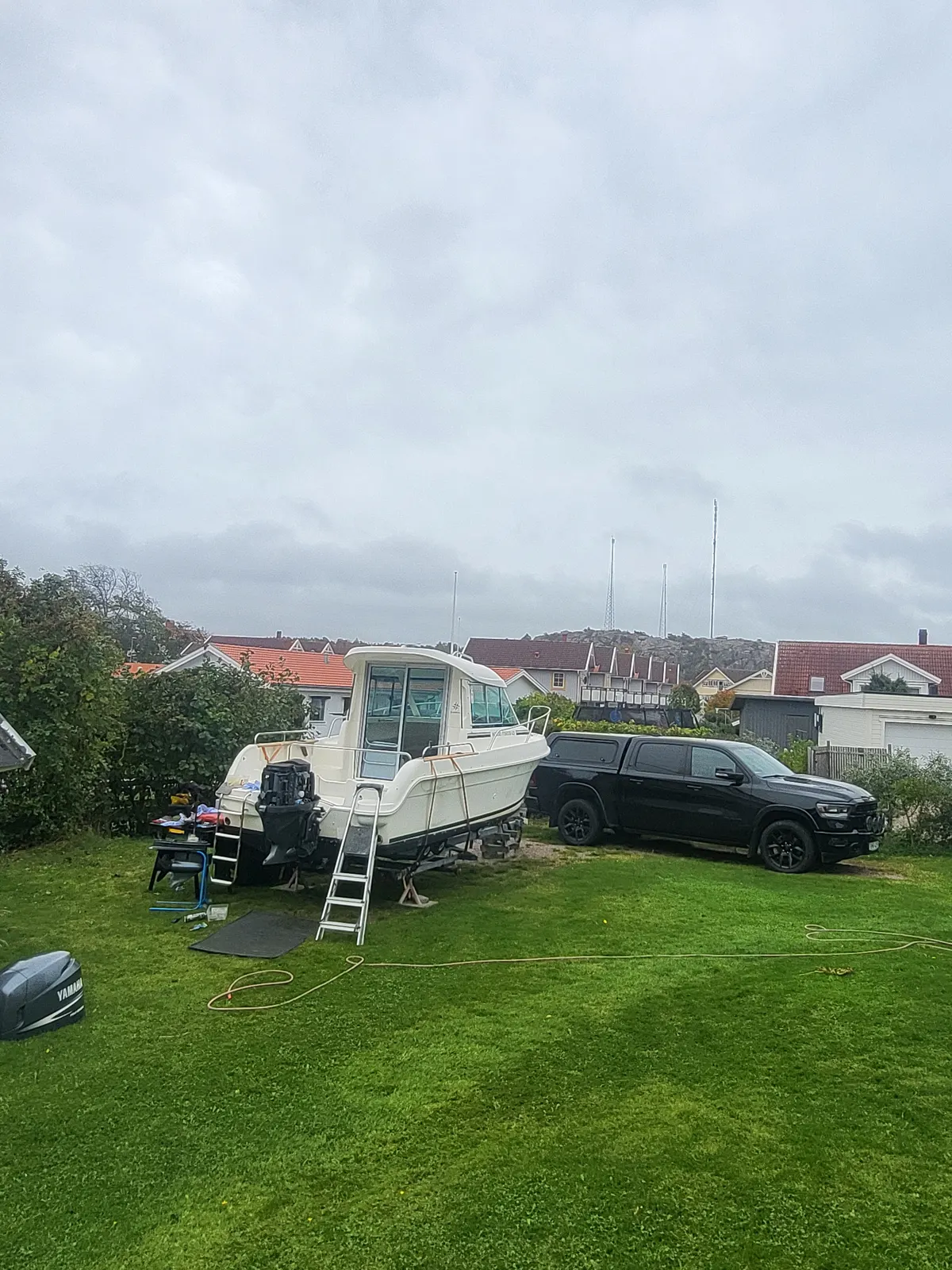 Vintertäckt båt på land